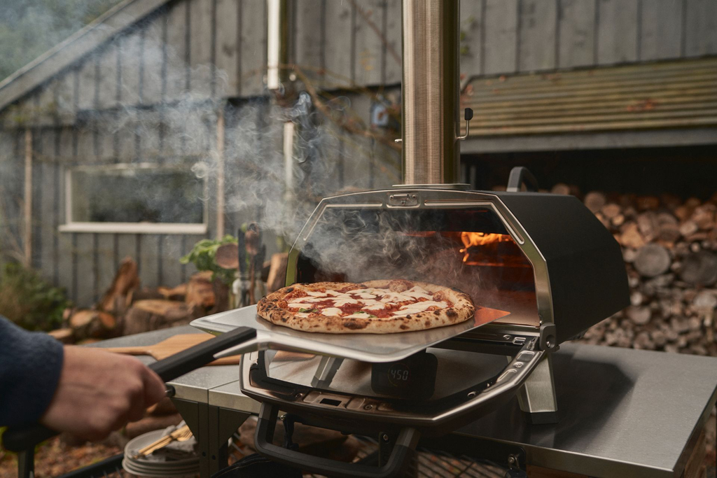 ( C) Karu 2 Pro Hero Lifestyle_Pizza Retrieval .webp
